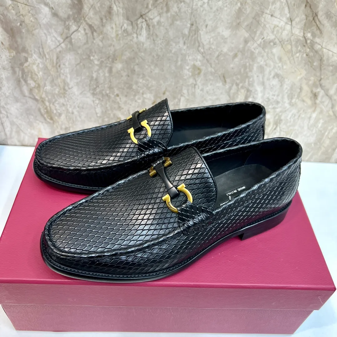 Original order quality P600 Brand: Ferragamo Standard size: Men's size 38/44 (45 can be customized) Grade: Same style as the official website High-quality men's shoes Material: Customized first-layer calfskin with water-dyed cowhide lining Cowhide tiptoe Original non-slip and wear-resistant rubber outsole Style category: Men's formal business leather shoes are young and fashionable European and American trends British style Casual matching Comfortable feet Color: Actual picture
